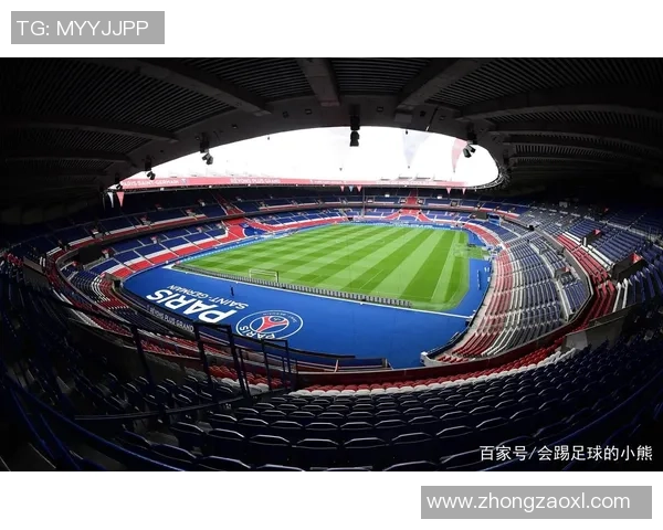 足球明星壁纸与时尚服装的完美结合让你尽享球场魅力与潮流风尚